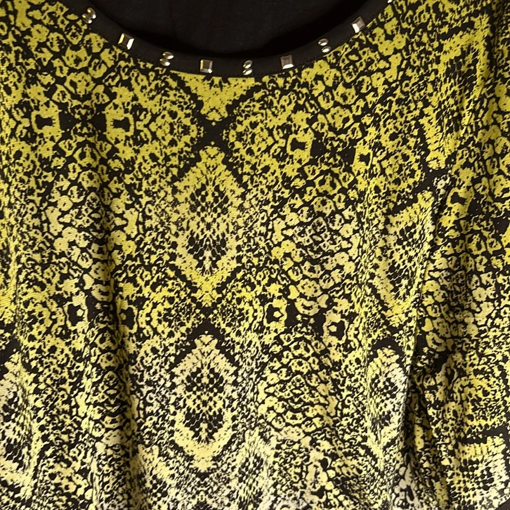 JM Collection long sleeves top size 3x Dolman studs reptile white yellow black - Picture 3 of 8